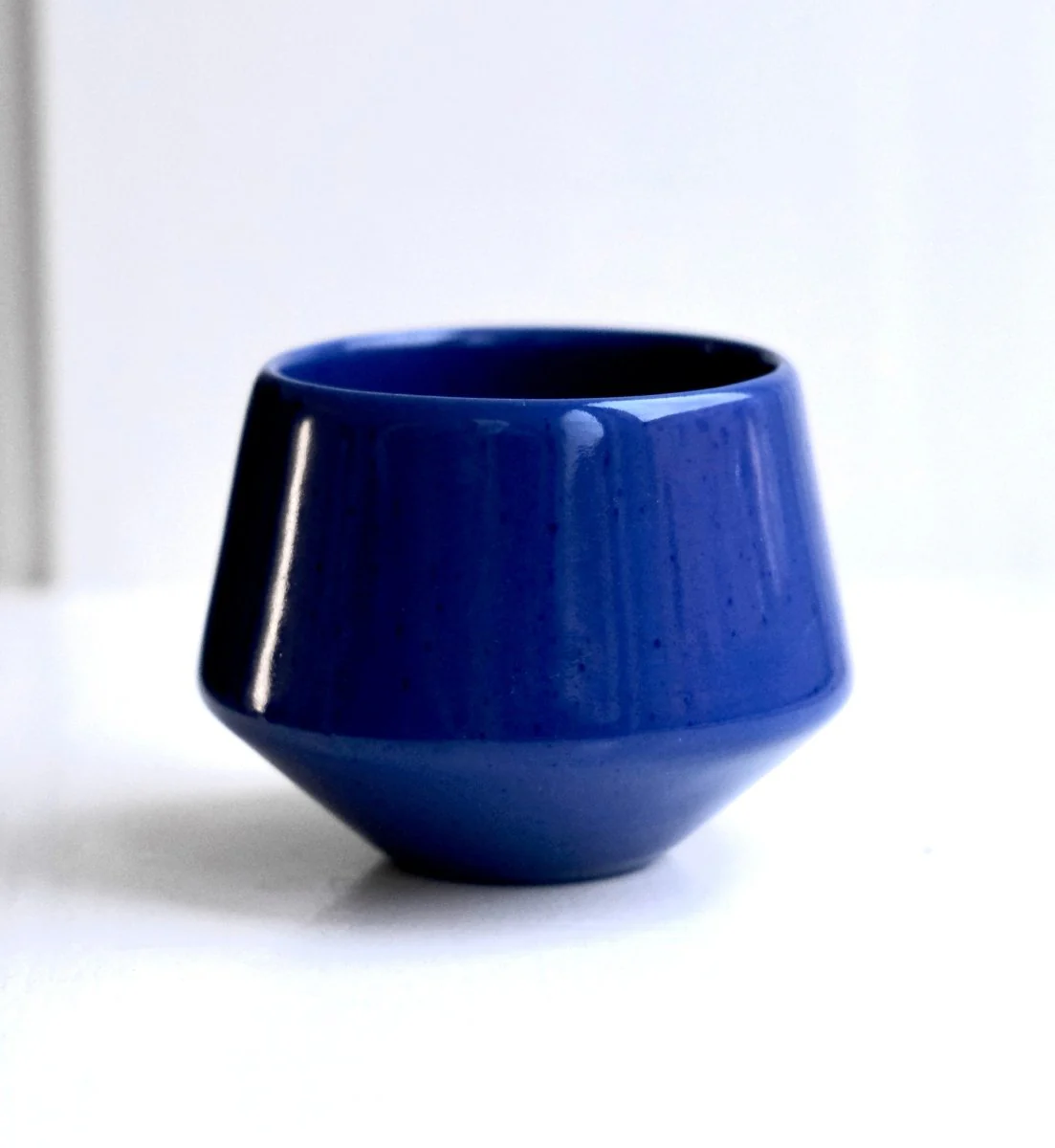 Синя порцеланова чаша за капучино и филтър кафе MK Studio BB, 250 мл, ръчна изработка.