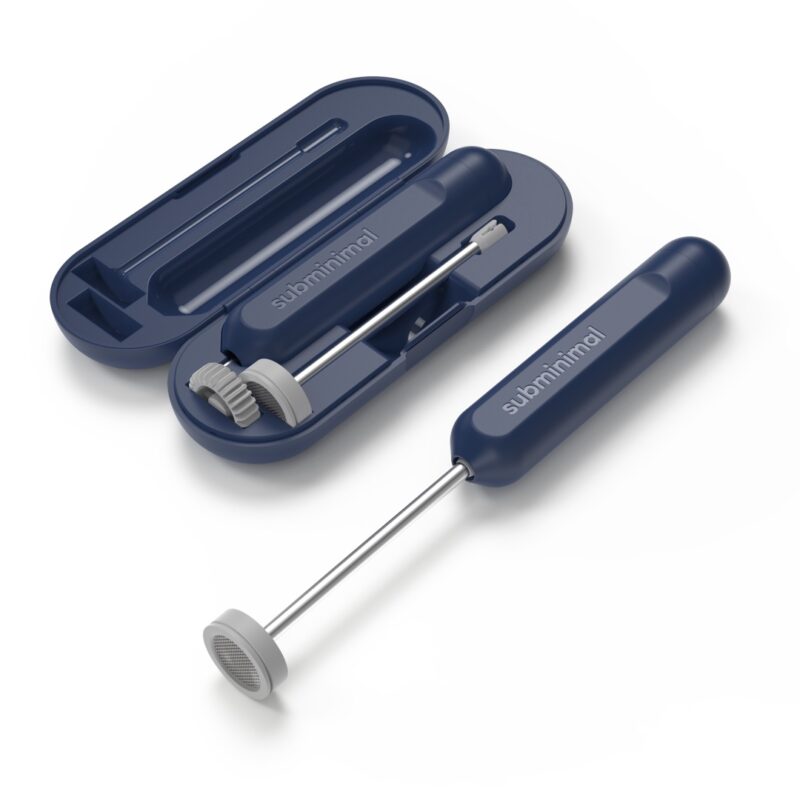 Тъмносин компактен разпенвател за мляко Subminimal NanoFoamer Go с вградена нано-мрежа и USB-C зареждане.