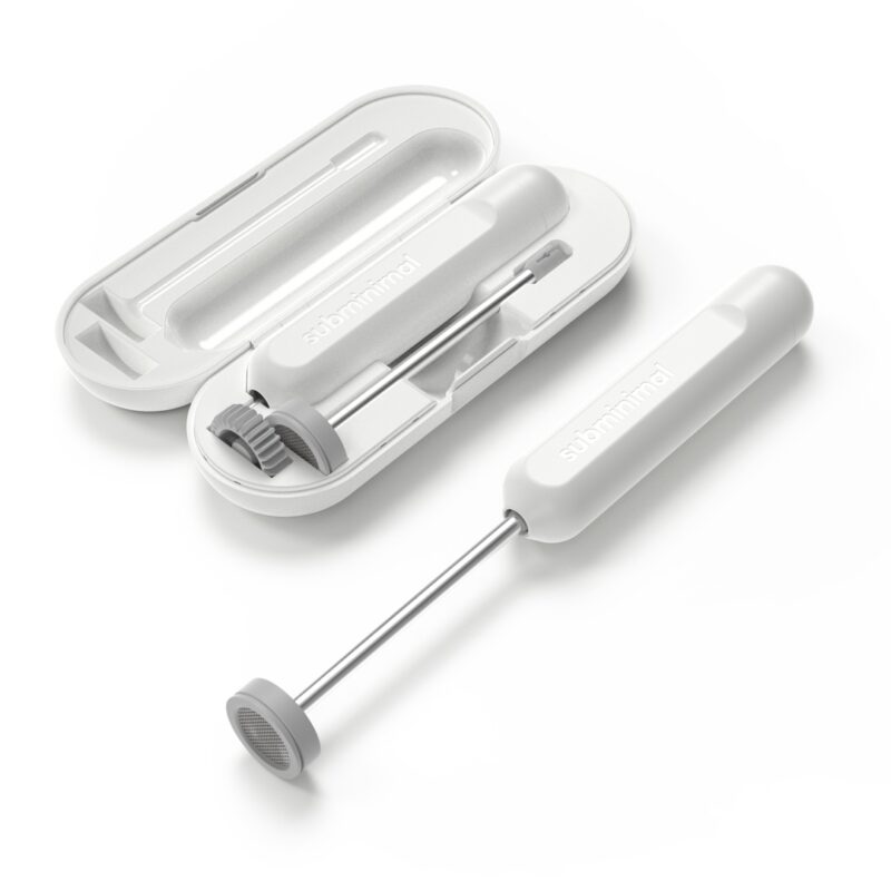 Бял компактен разпенвател за мляко Subminimal NanoFoamer Go с вградена нано-мрежа и USB-C зареждане.