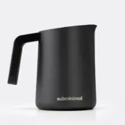 Черна каничка за мляко и Latte Art Subminimal FlowTip Jug с ергономична дръжка и прецизен чучур.