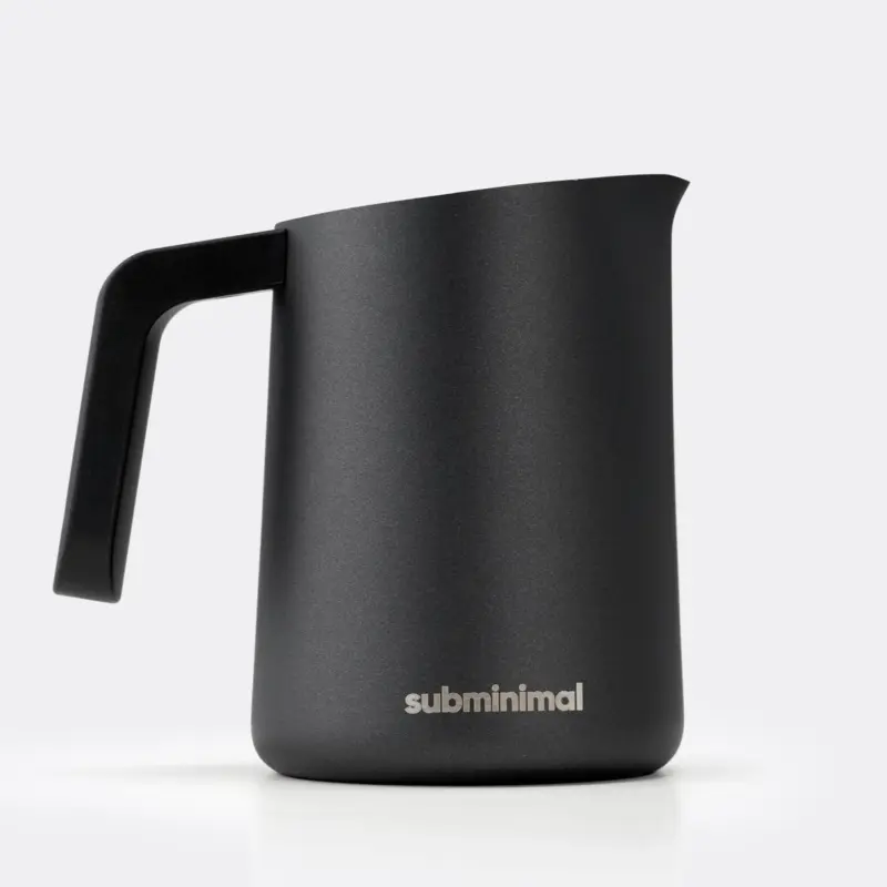 Черна каничка за мляко и Latte Art Subminimal FlowTip Jug с ергономична дръжка и прецизен чучур.