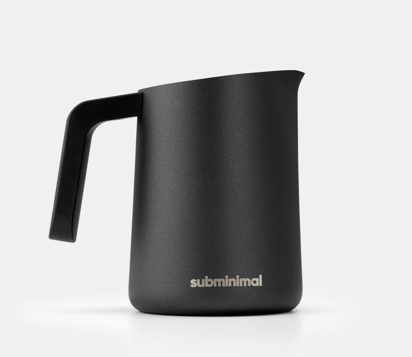 Черна каничка за мляко и Latte Art Subminimal FlowTip Jug с ергономична дръжка и прецизен чучур.