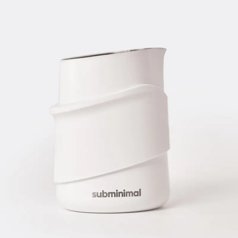 Бяла каничка за мляко и Latte Art без дръжка Subminimal FlowTip Jug с термоизолиращ силиконов ръкав.