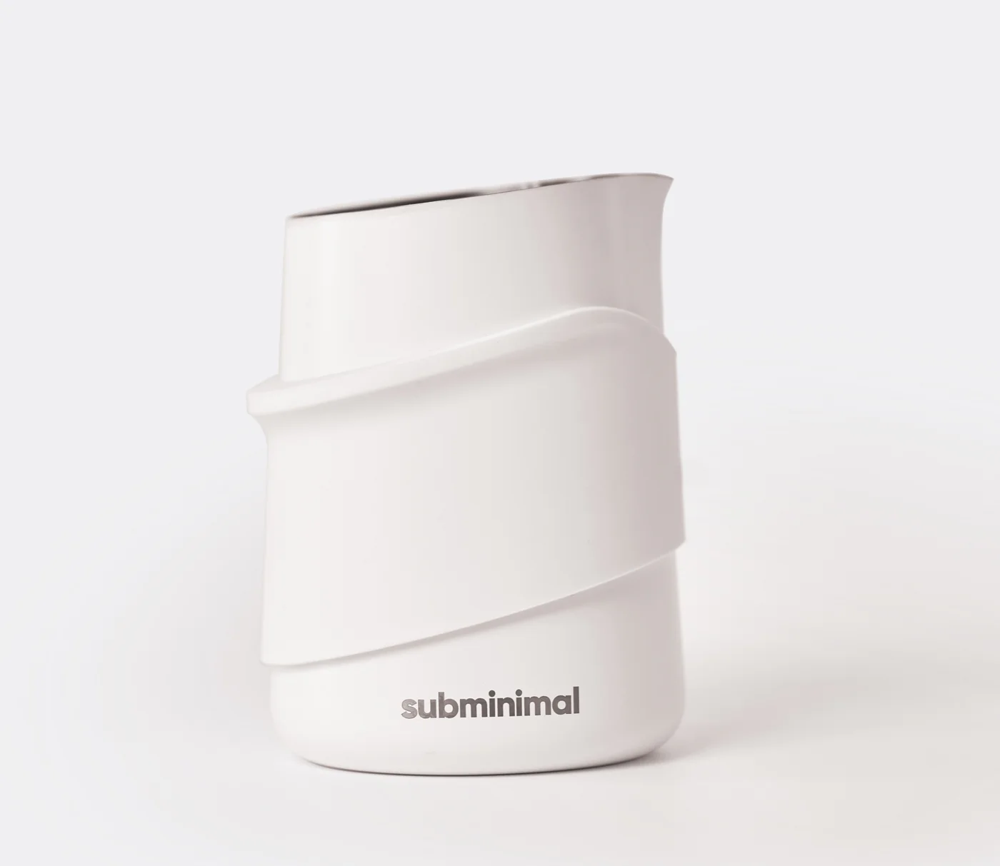 Бяла каничка за мляко и Latte Art без дръжка Subminimal FlowTip Jug с термоизолиращ силиконов ръкав.